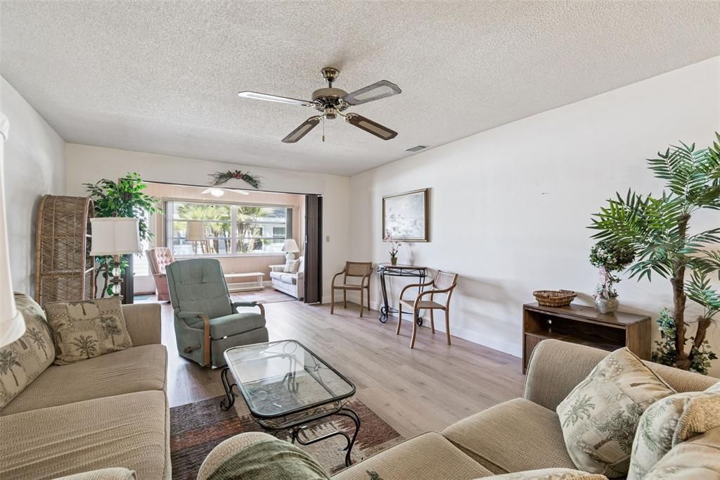 For Sale: $110,000 (1 beds, 1 baths, 985 Square Feet)