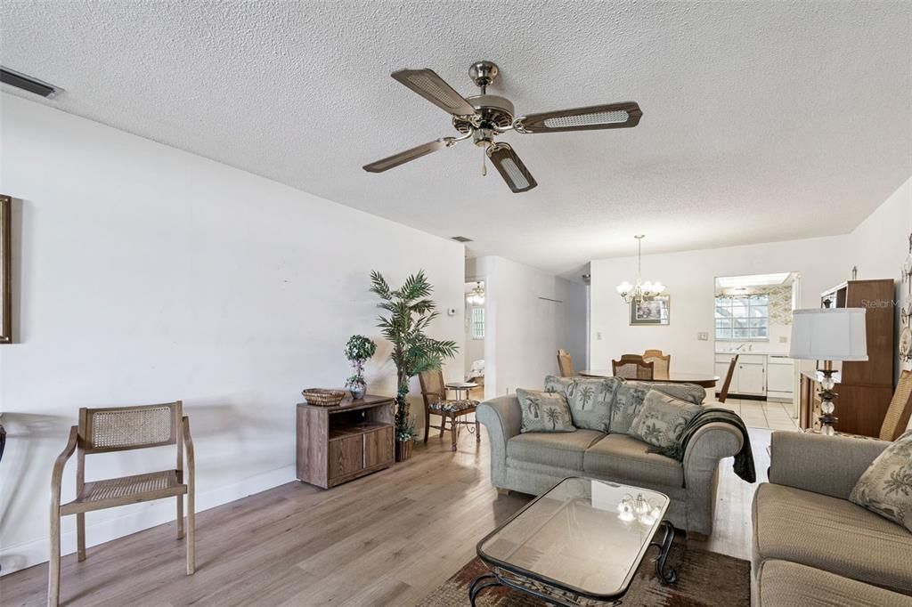 For Sale: $110,000 (1 beds, 1 baths, 985 Square Feet)