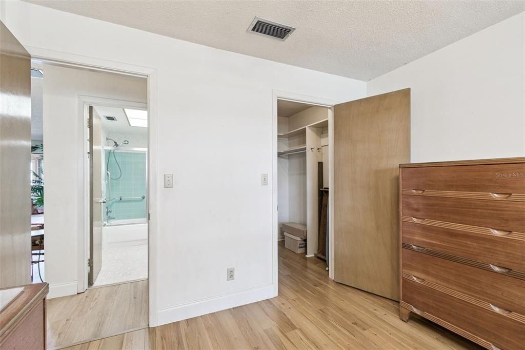 For Sale: $110,000 (1 beds, 1 baths, 985 Square Feet)