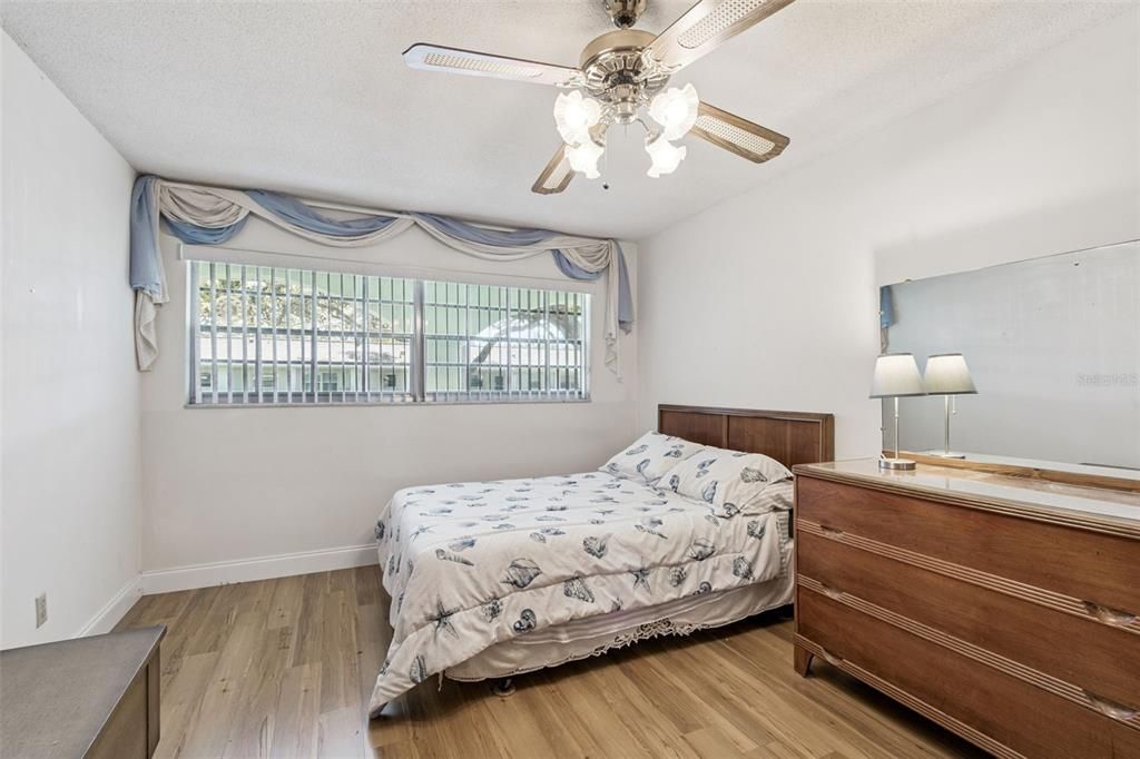 For Sale: $110,000 (1 beds, 1 baths, 985 Square Feet)