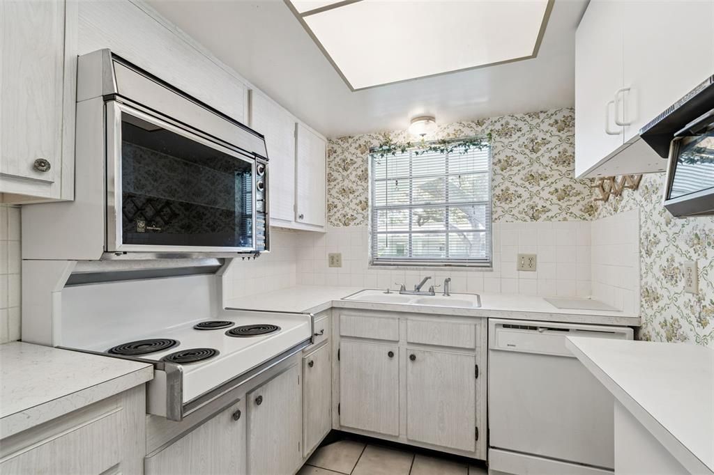 For Sale: $110,000 (1 beds, 1 baths, 985 Square Feet)