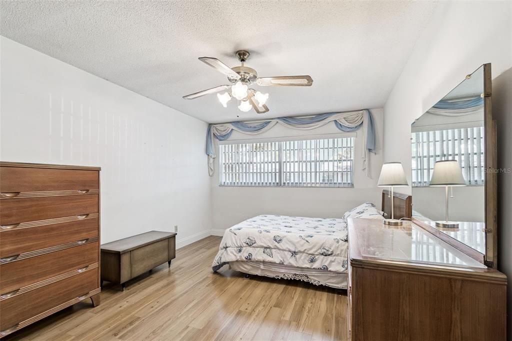 For Sale: $110,000 (1 beds, 1 baths, 985 Square Feet)