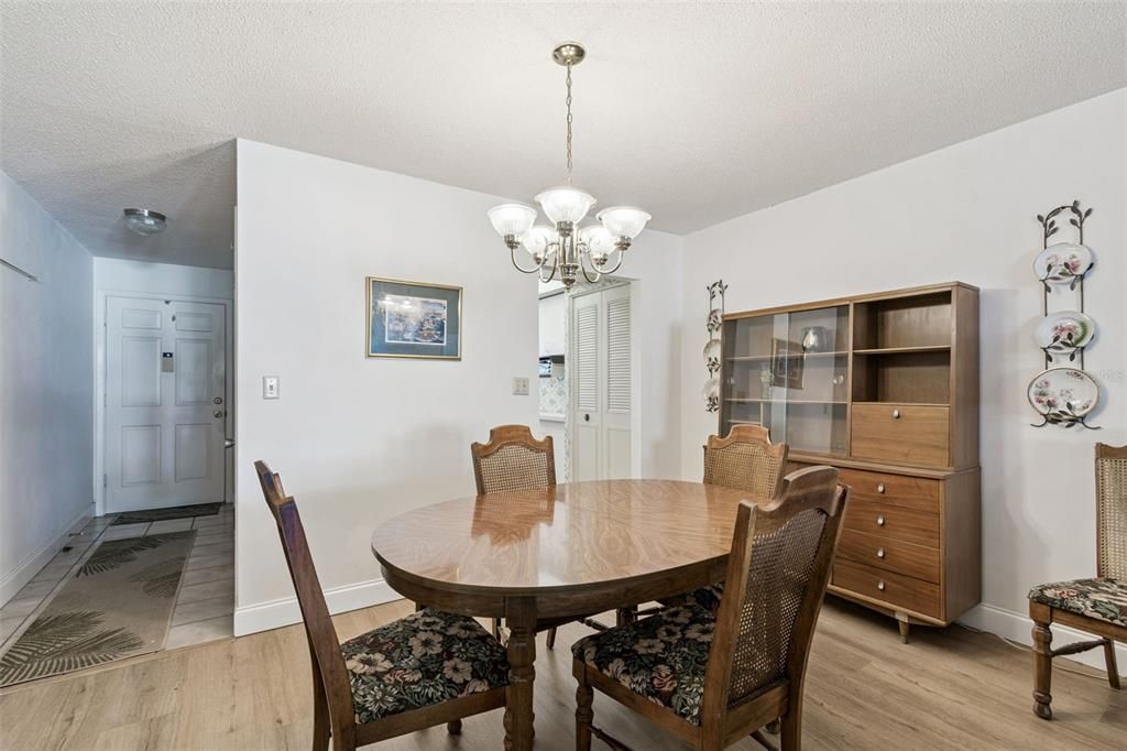 For Sale: $110,000 (1 beds, 1 baths, 985 Square Feet)