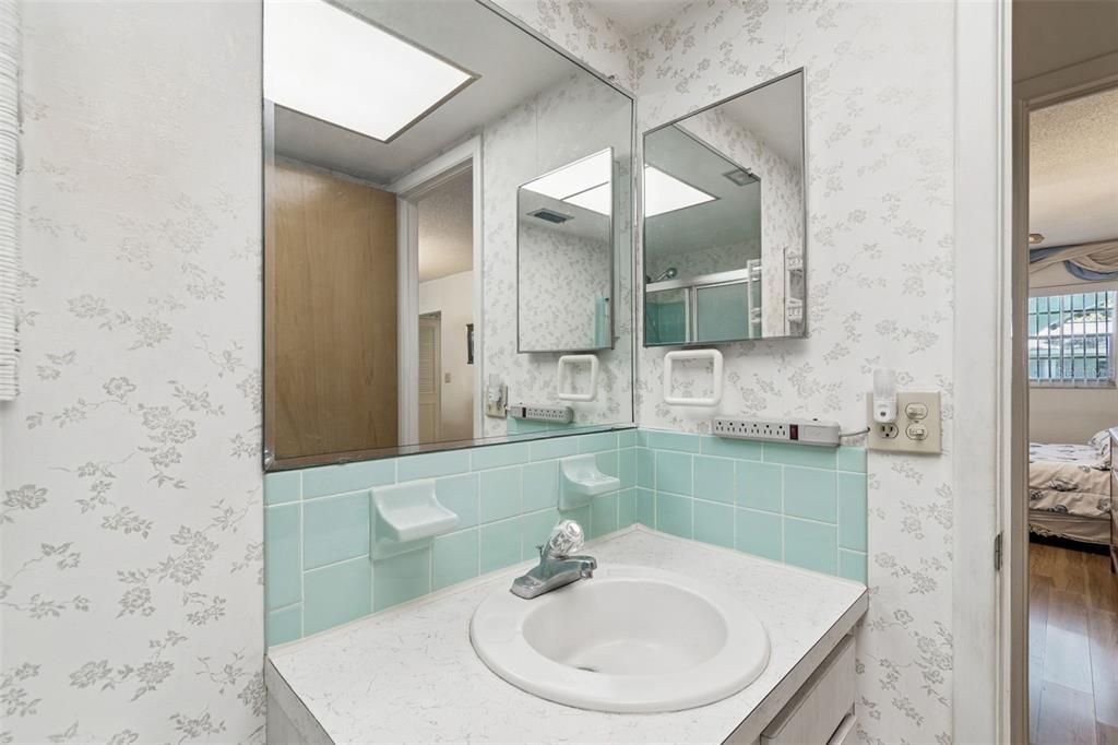 For Sale: $110,000 (1 beds, 1 baths, 985 Square Feet)