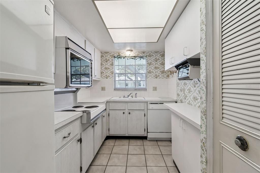 For Sale: $110,000 (1 beds, 1 baths, 985 Square Feet)