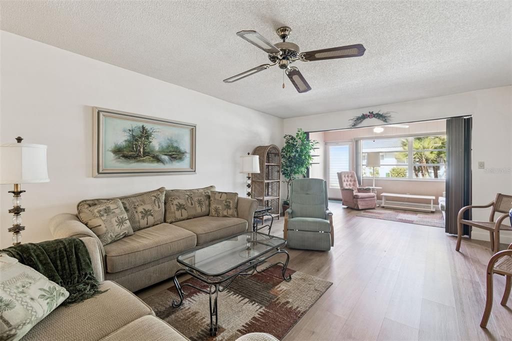 For Sale: $110,000 (1 beds, 1 baths, 985 Square Feet)