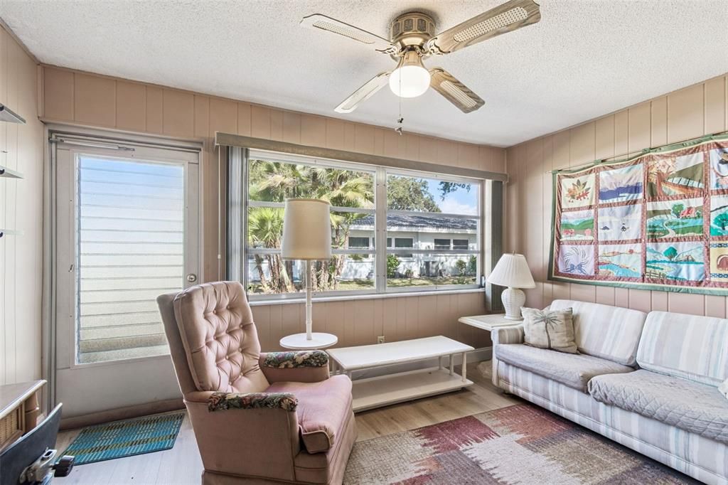 For Sale: $110,000 (1 beds, 1 baths, 985 Square Feet)