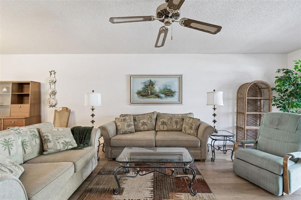 For Sale: $110,000 (1 beds, 1 baths, 985 Square Feet)