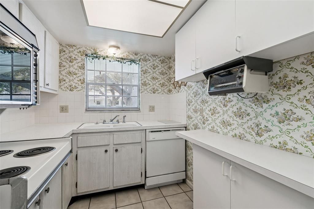 For Sale: $110,000 (1 beds, 1 baths, 985 Square Feet)