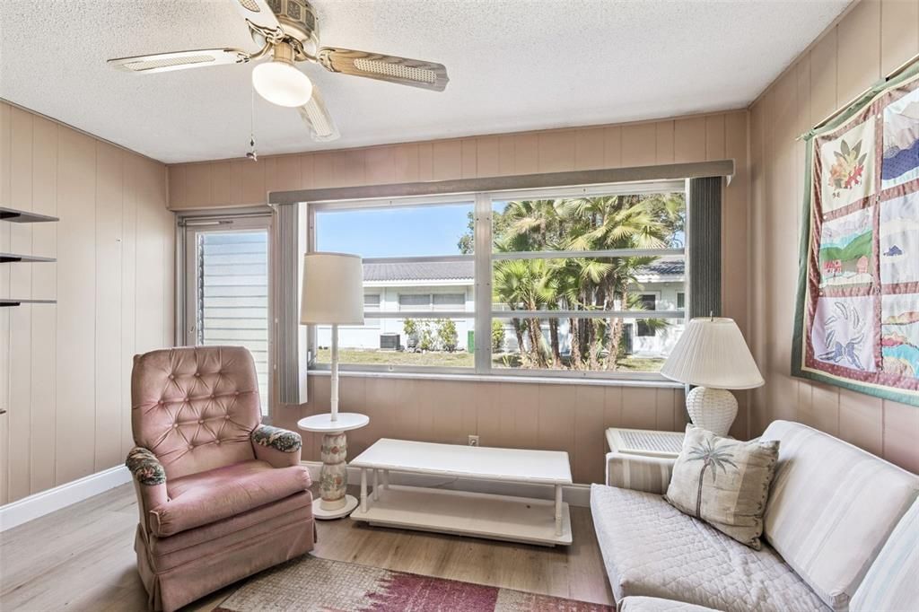 For Sale: $110,000 (1 beds, 1 baths, 985 Square Feet)