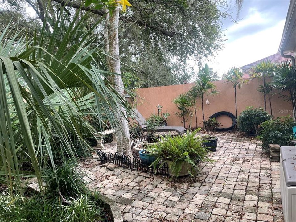 For Sale: $330,000 (2 beds, 2 baths, 1268 Square Feet)