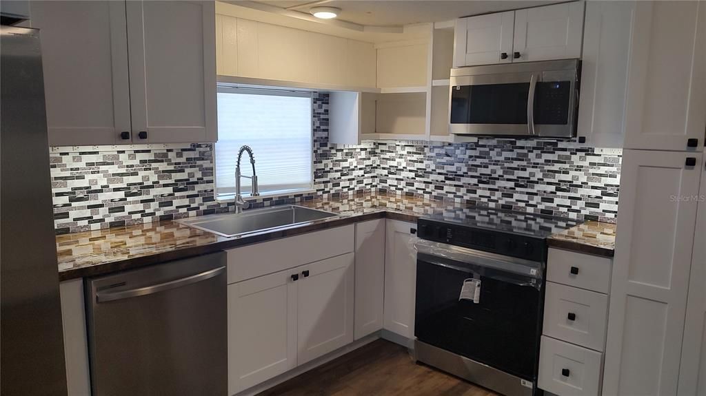 待售: $155,000 (2 贝兹, 1 浴室, 859 平方英尺)