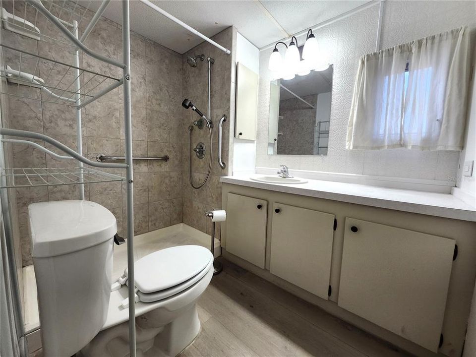 待售: $155,000 (2 贝兹, 1 浴室, 859 平方英尺)