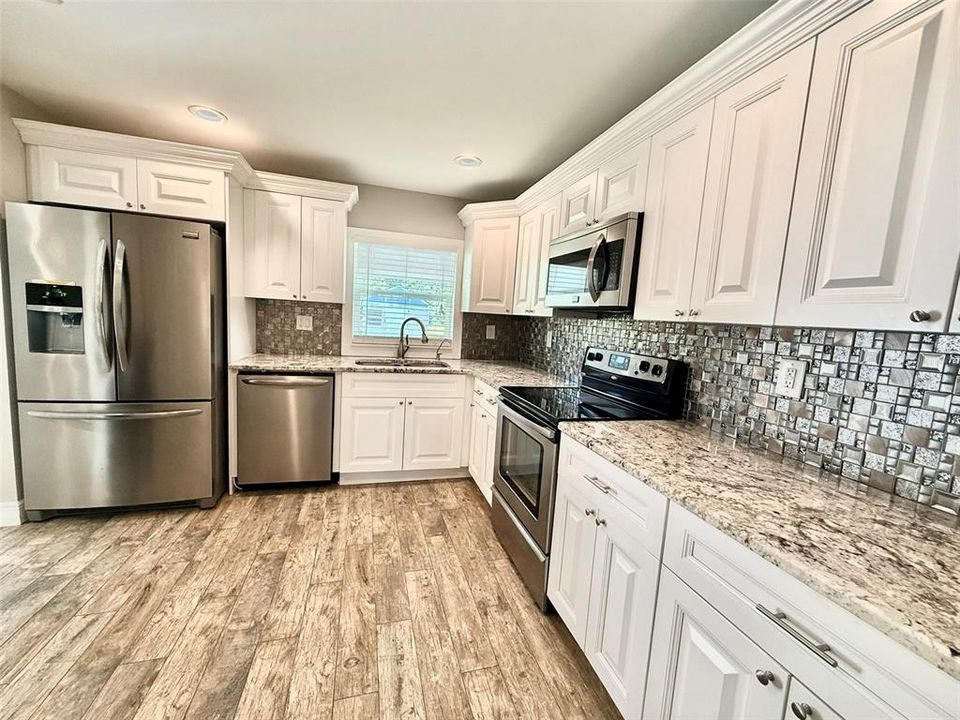 合同活跃: $699,900 (3 贝兹, 2 浴室, 1768 平方英尺)