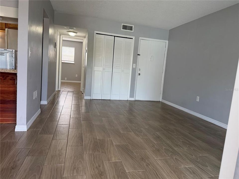 For Sale: $105,000 (1 beds, 1 baths, 728 Square Feet)