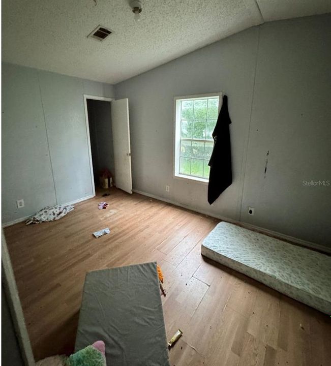 For Sale: $215,000 (5 beds, 2 baths, 2356 Square Feet)