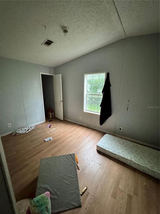 For Sale: $215,000 (5 beds, 2 baths, 2356 Square Feet)