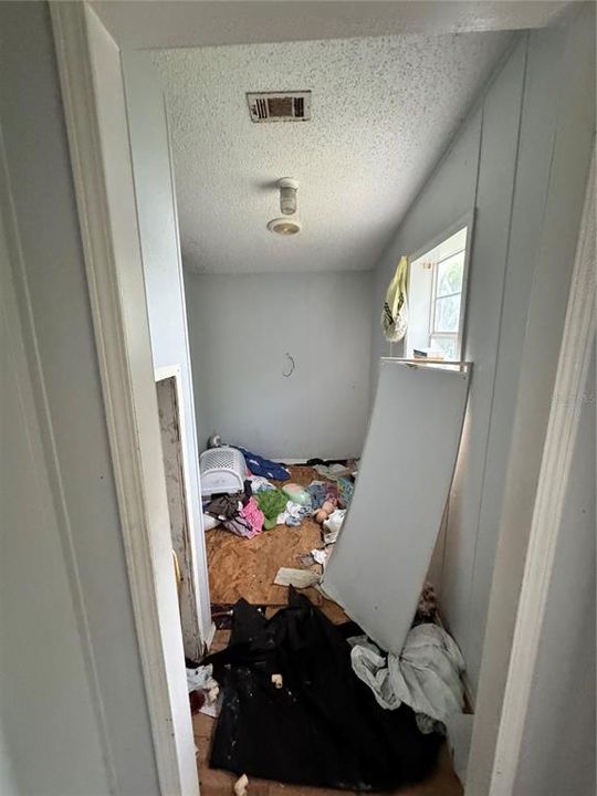 For Sale: $215,000 (5 beds, 2 baths, 2356 Square Feet)