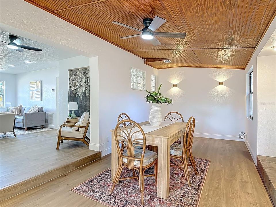 Под контрактом: $247,500 (2 спален, 2 ванн, 1141 Квадратных фут)