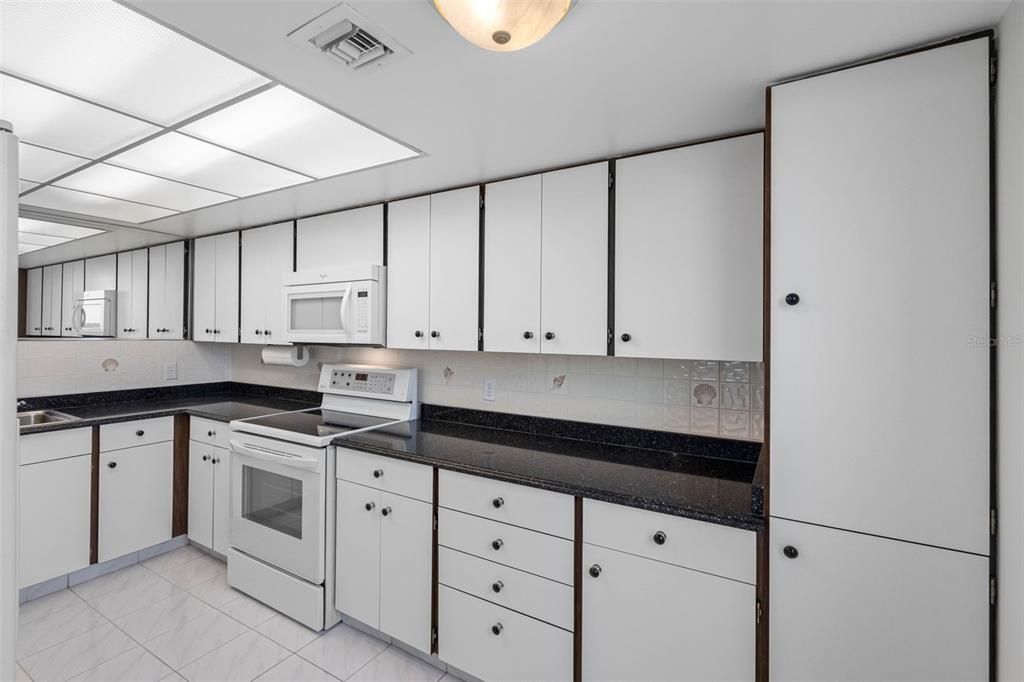 For Sale: $395,000 (2 beds, 2 baths, 1385 Square Feet)