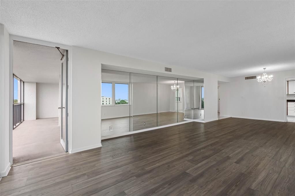 For Sale: $395,000 (2 beds, 2 baths, 1385 Square Feet)