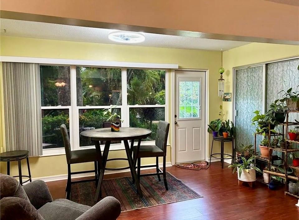 待售: $115,000 (2 贝兹, 2 浴室, 1378 平方英尺)