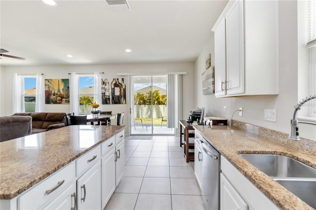 На продажу: $350,000 (4 спален, 2 ванн, 1850 Квадратных фут)