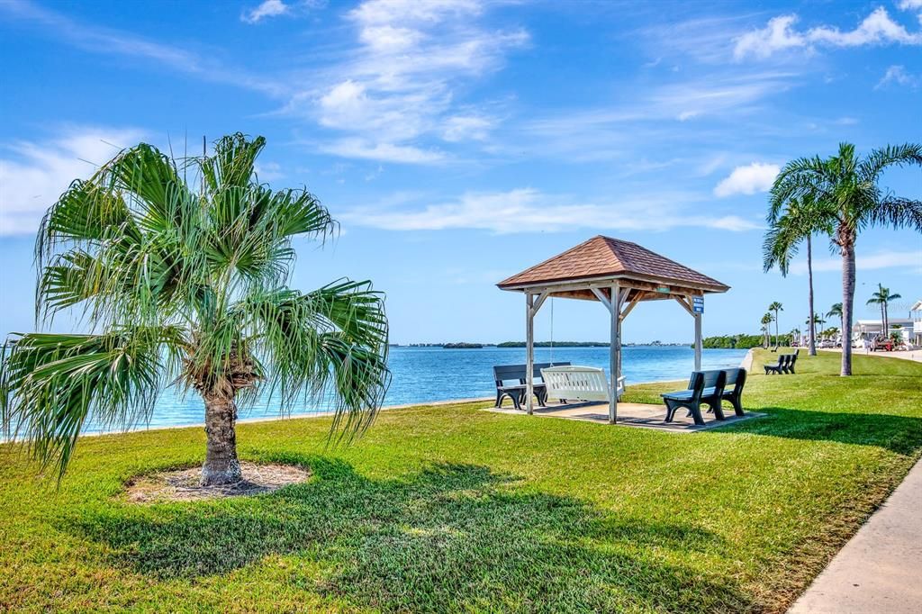 For Sale: $285,000 (2 beds, 2 baths, 960 Square Feet)