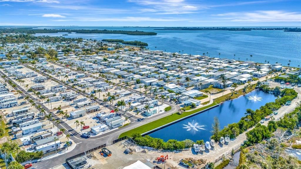 For Sale: $285,000 (2 beds, 2 baths, 960 Square Feet)