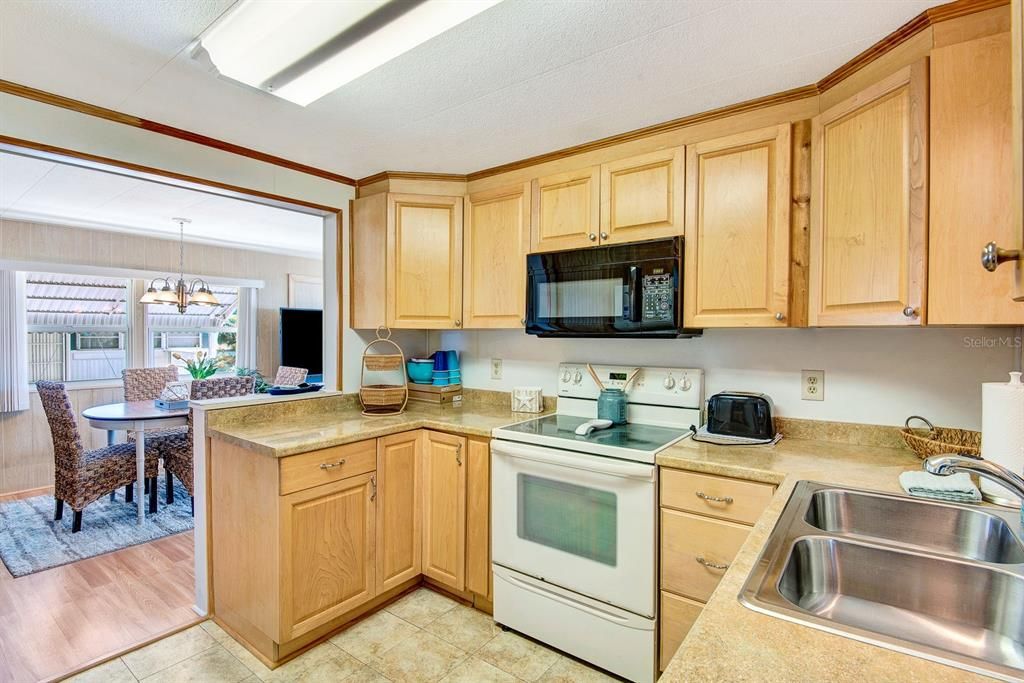 For Sale: $285,000 (2 beds, 2 baths, 960 Square Feet)