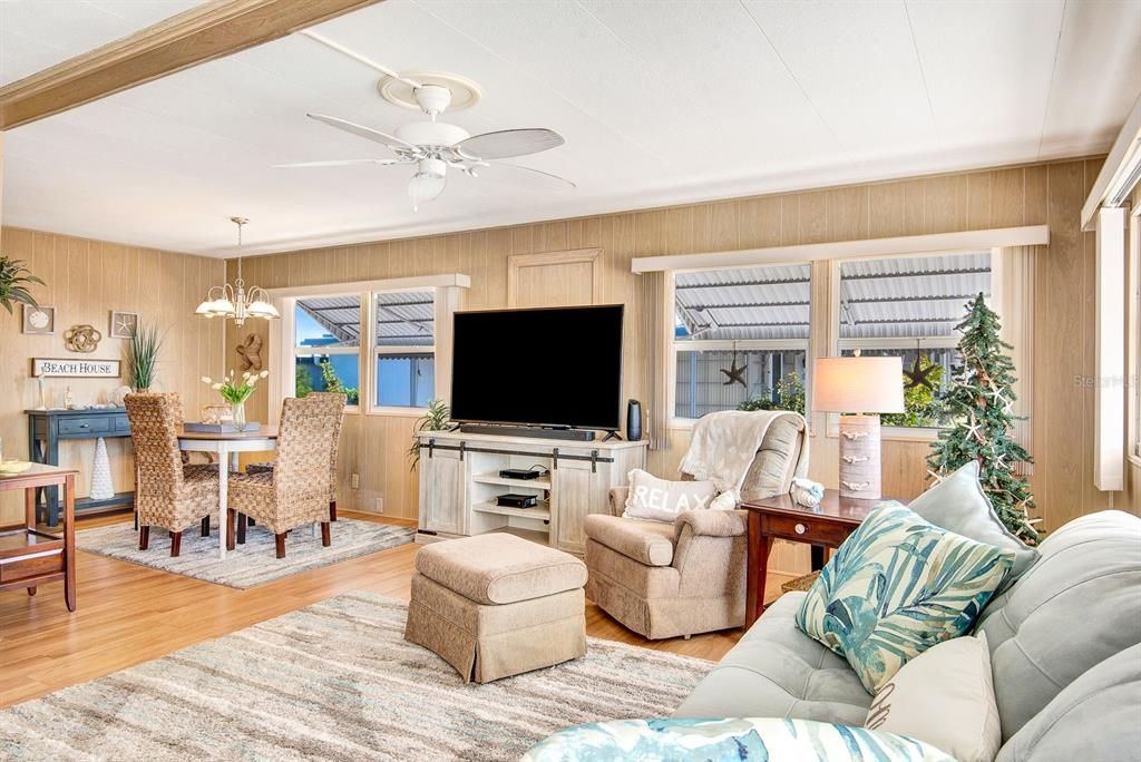 For Sale: $285,000 (2 beds, 2 baths, 960 Square Feet)