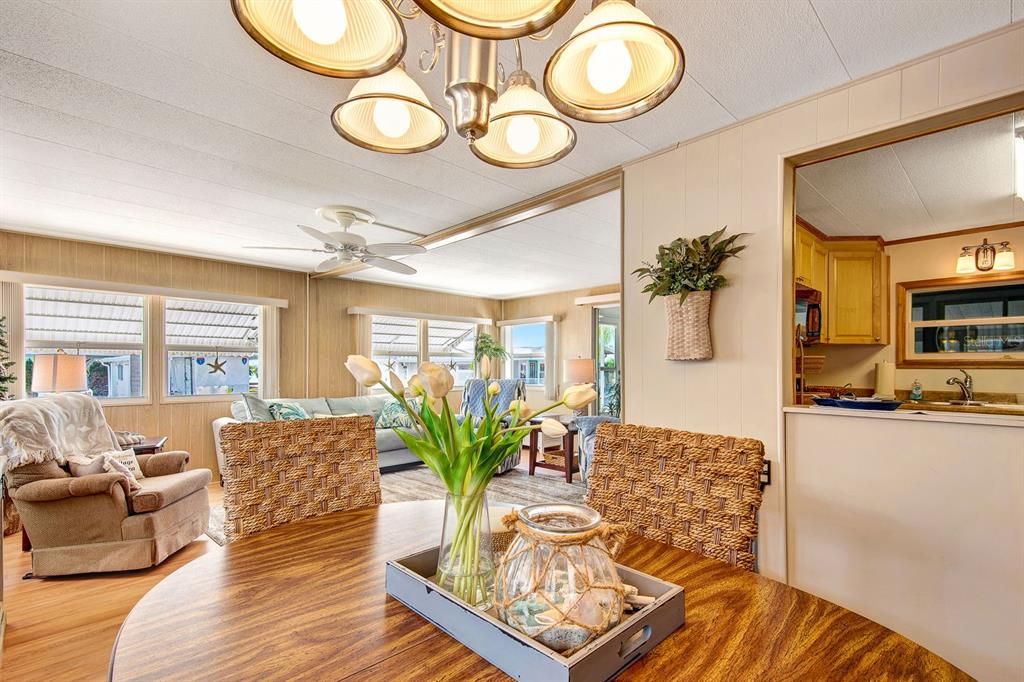 For Sale: $285,000 (2 beds, 2 baths, 960 Square Feet)