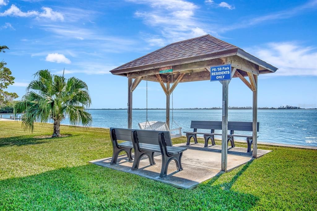 For Sale: $285,000 (2 beds, 2 baths, 960 Square Feet)