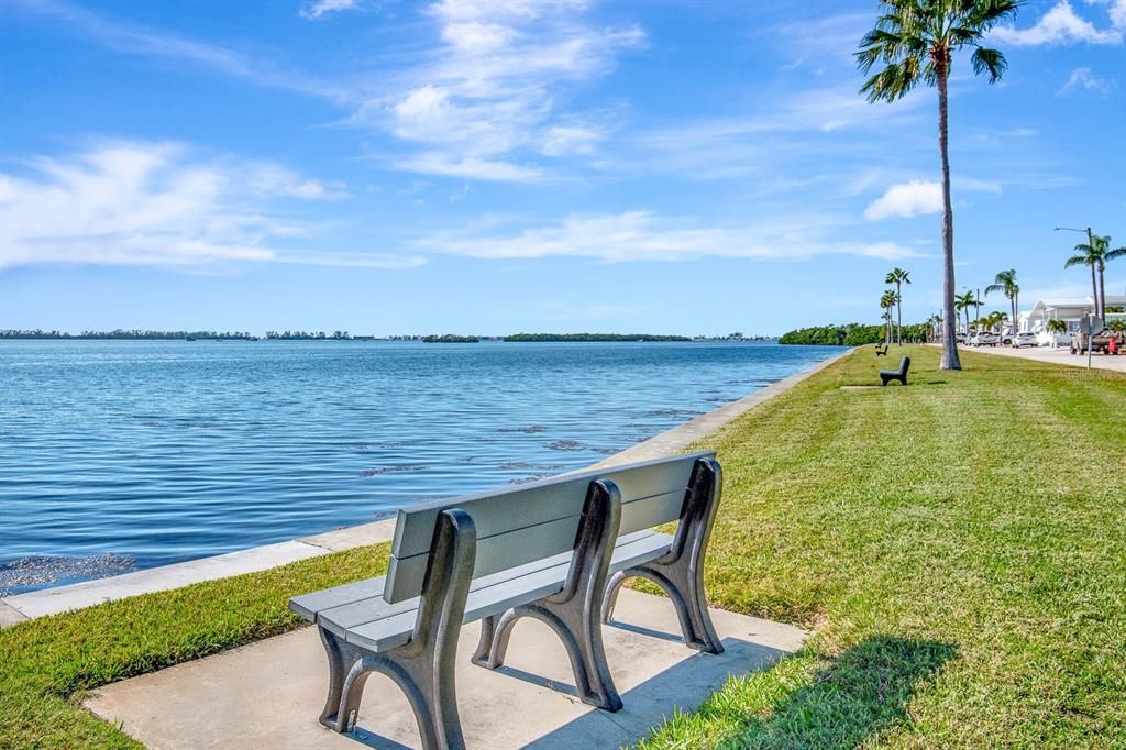 For Sale: $285,000 (2 beds, 2 baths, 960 Square Feet)