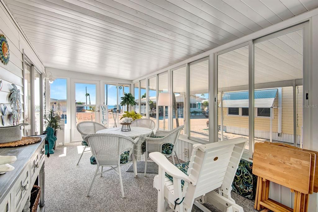 For Sale: $285,000 (2 beds, 2 baths, 960 Square Feet)