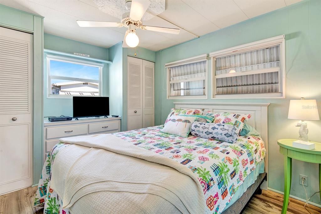 For Sale: $285,000 (2 beds, 2 baths, 960 Square Feet)