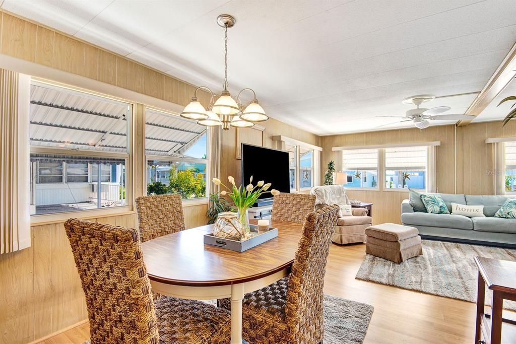 For Sale: $285,000 (2 beds, 2 baths, 960 Square Feet)