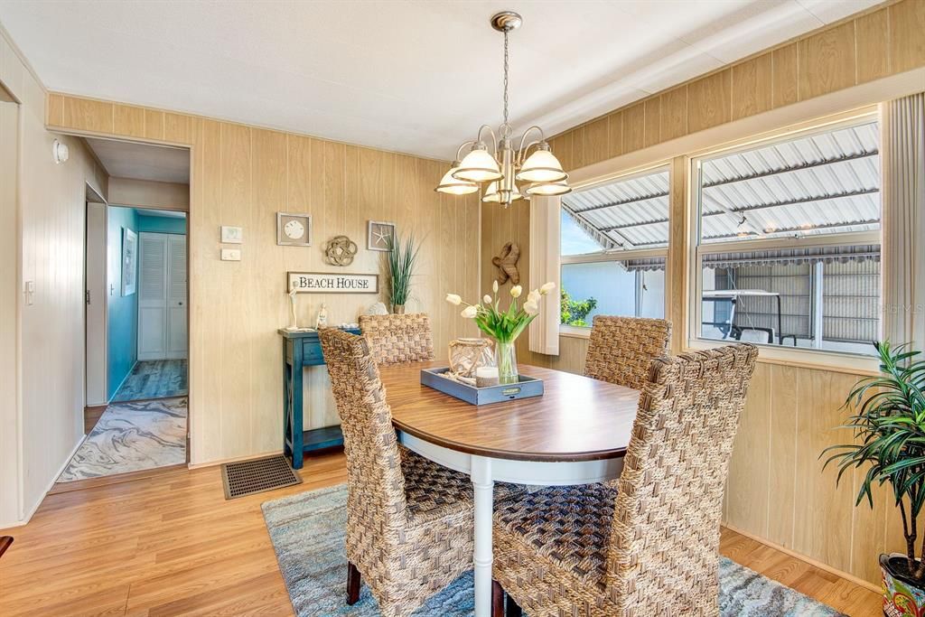 For Sale: $285,000 (2 beds, 2 baths, 960 Square Feet)