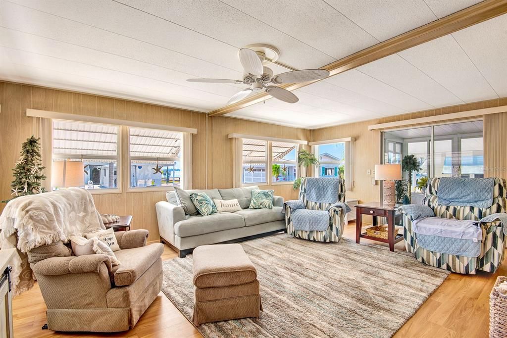 For Sale: $285,000 (2 beds, 2 baths, 960 Square Feet)