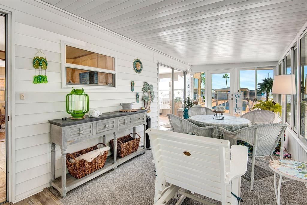 For Sale: $285,000 (2 beds, 2 baths, 960 Square Feet)