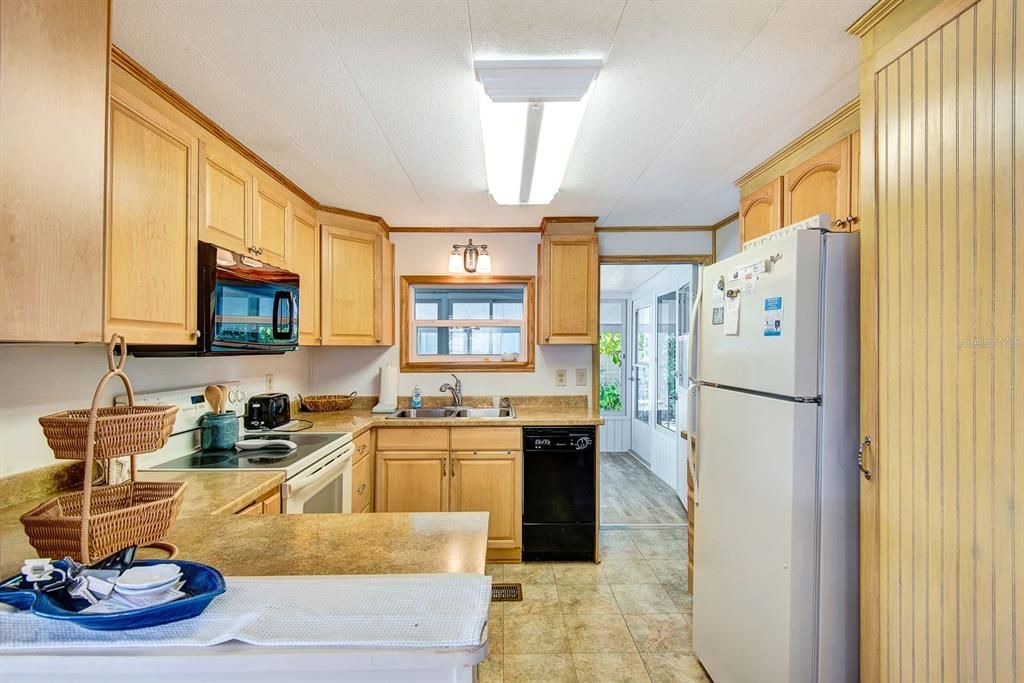 For Sale: $285,000 (2 beds, 2 baths, 960 Square Feet)