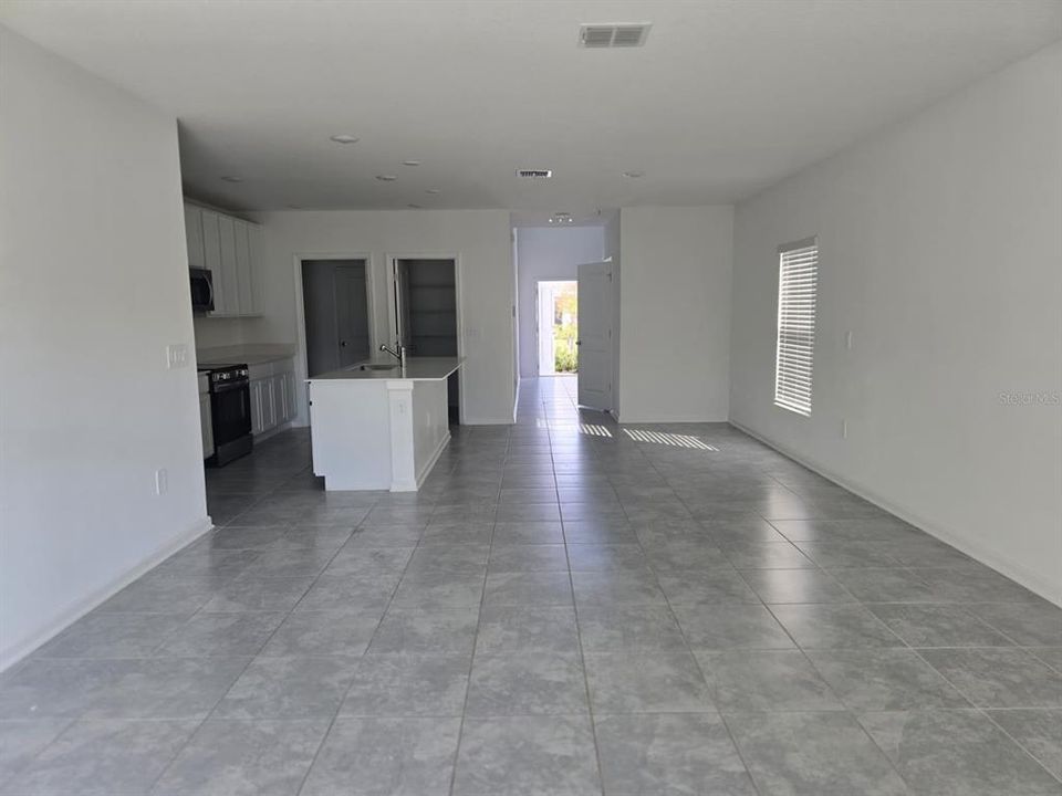 合同活跃: $2,500 (5 贝兹, 2 浴室, 2388 平方英尺)