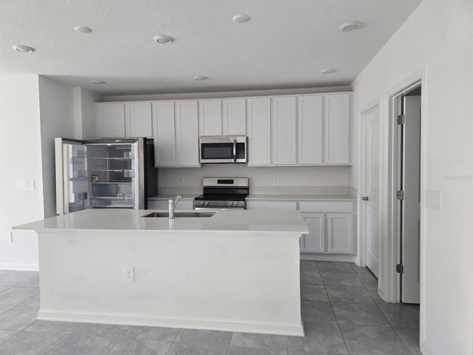 合同活跃: $2,500 (5 贝兹, 2 浴室, 2388 平方英尺)