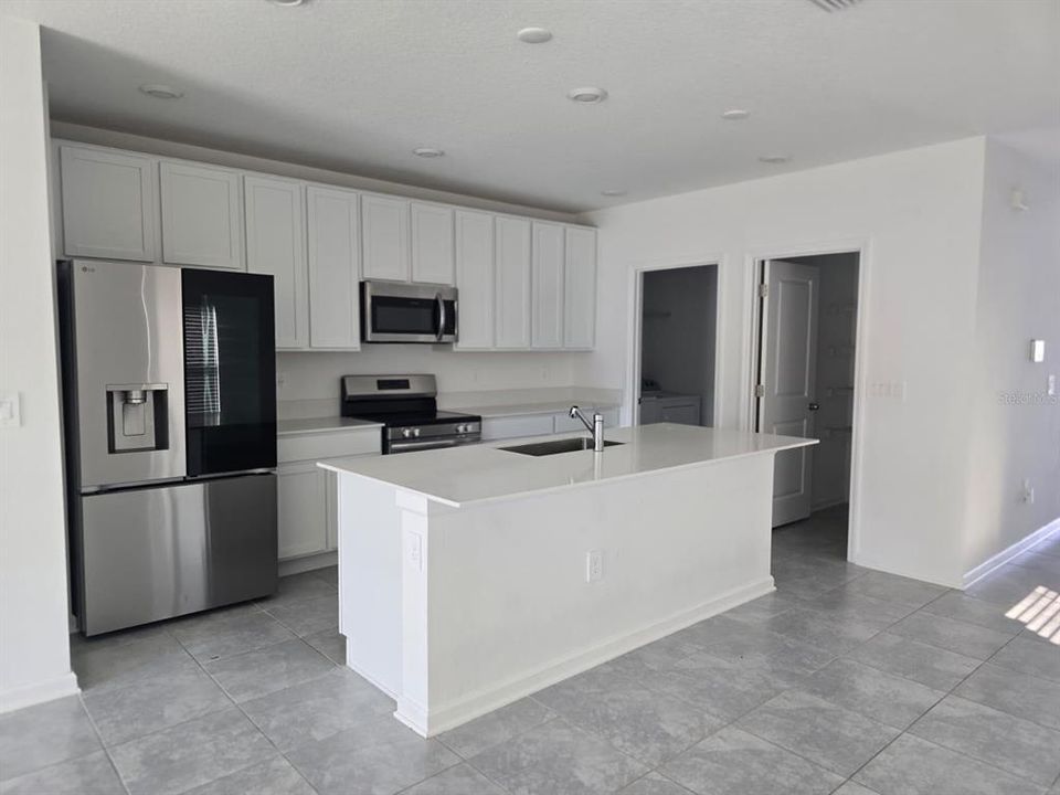 合同活跃: $2,500 (5 贝兹, 2 浴室, 2388 平方英尺)