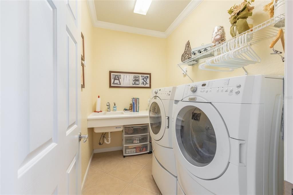 En Venta: $583,900 (3 camas, 2 baños, 2710 Pies cuadrados)