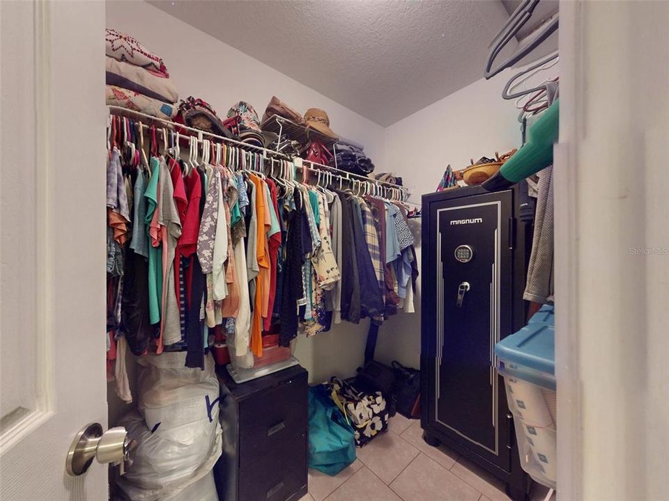 待售: $345,000 (4 贝兹, 2 浴室, 2127 平方英尺)