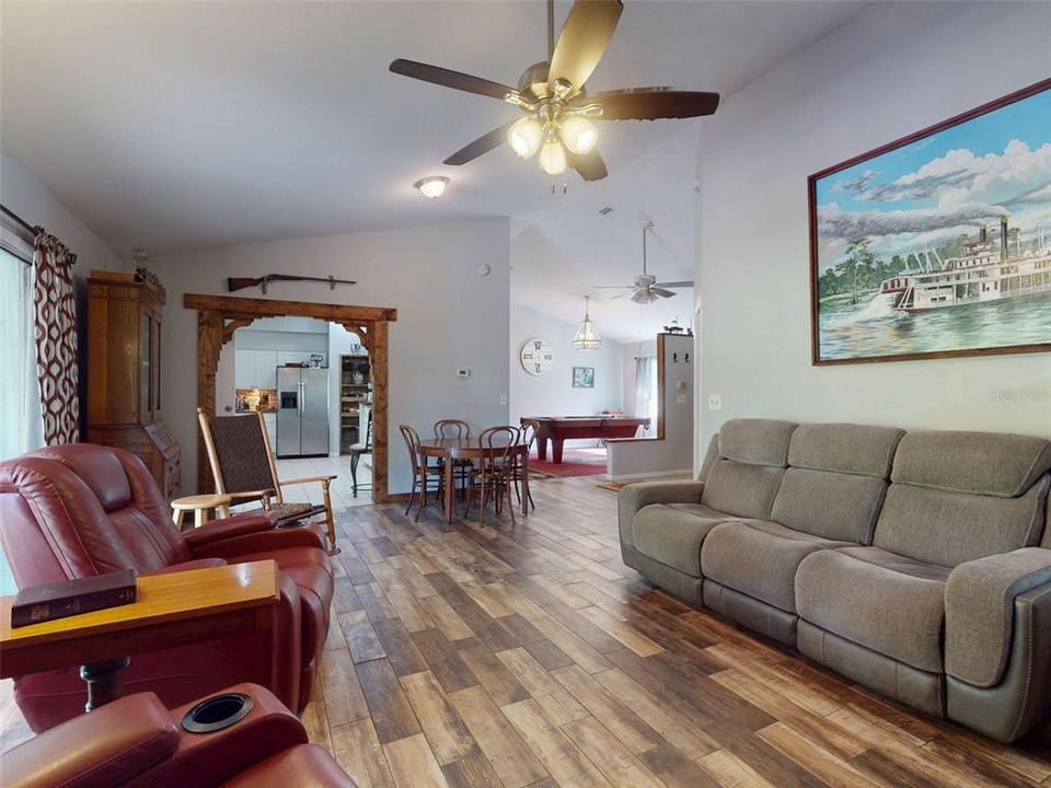 待售: $345,000 (4 贝兹, 2 浴室, 2127 平方英尺)