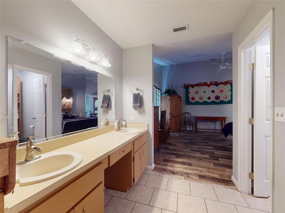 待售: $345,000 (4 贝兹, 2 浴室, 2127 平方英尺)