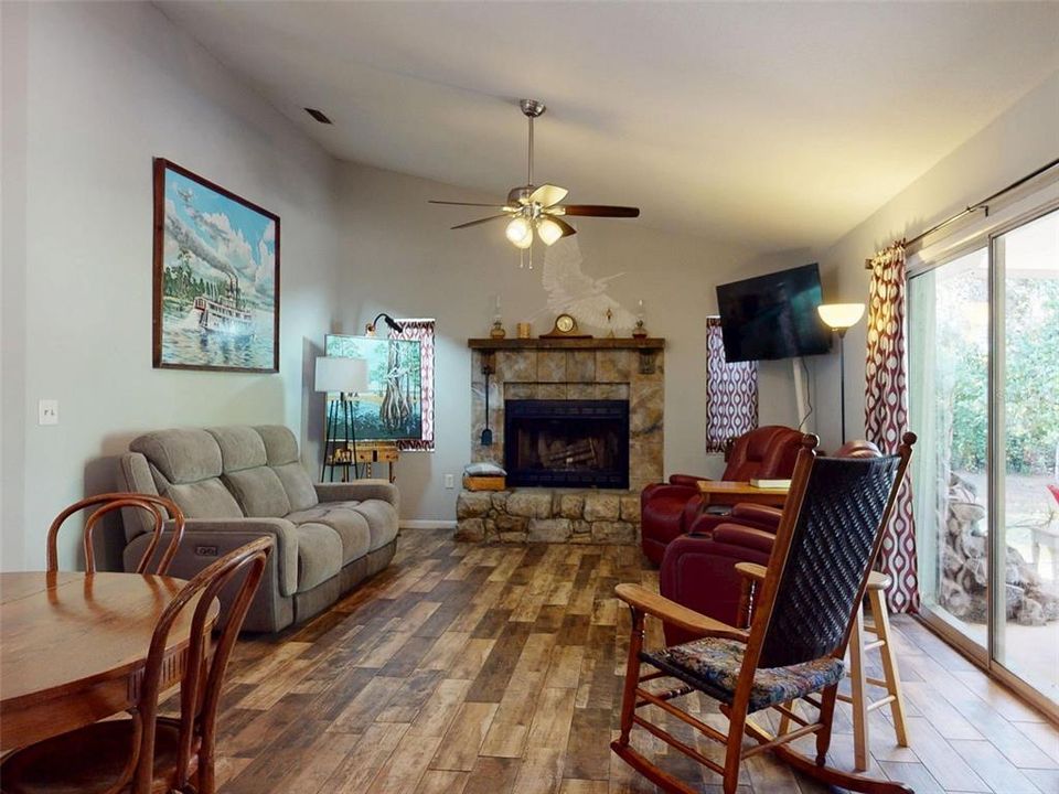 待售: $345,000 (4 贝兹, 2 浴室, 2127 平方英尺)