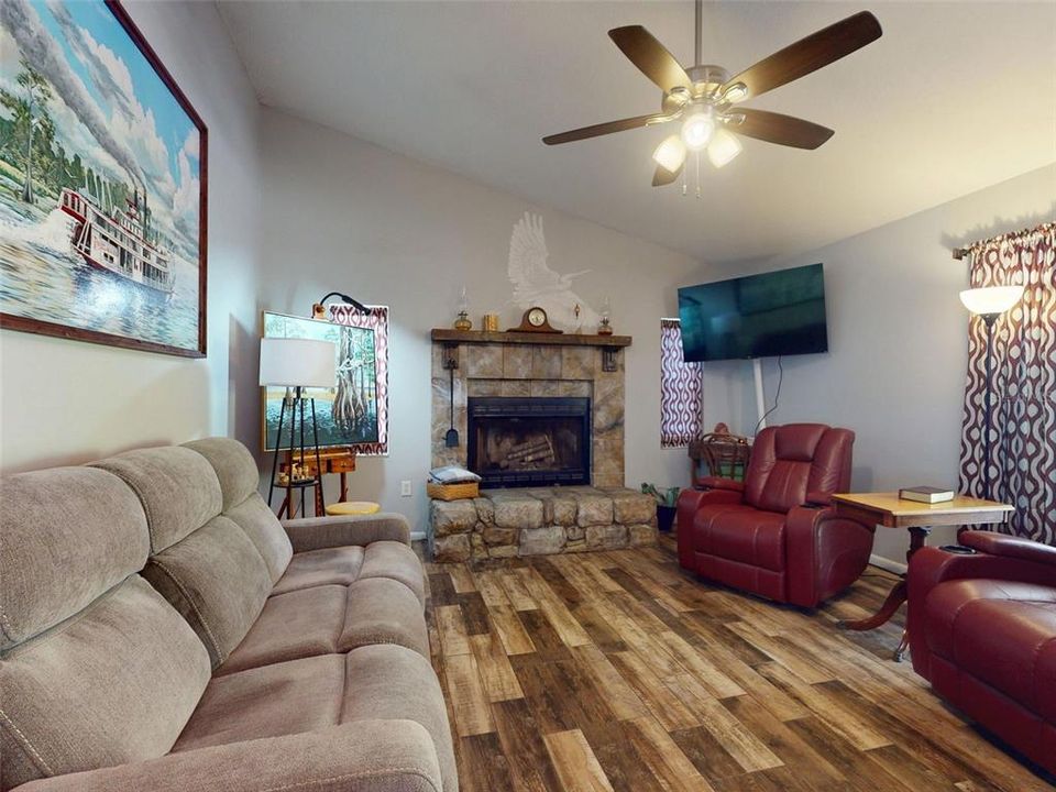 待售: $345,000 (4 贝兹, 2 浴室, 2127 平方英尺)